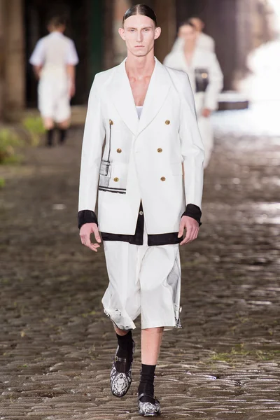 Look 10